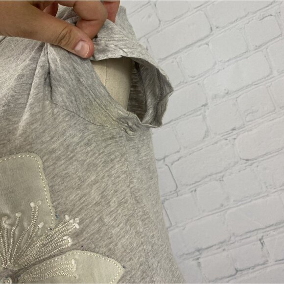 ⭐ 3/$15 Tommy Hilfiger Grey Embroidered Cream Floral T-Shirt S - Picture 6 of 7